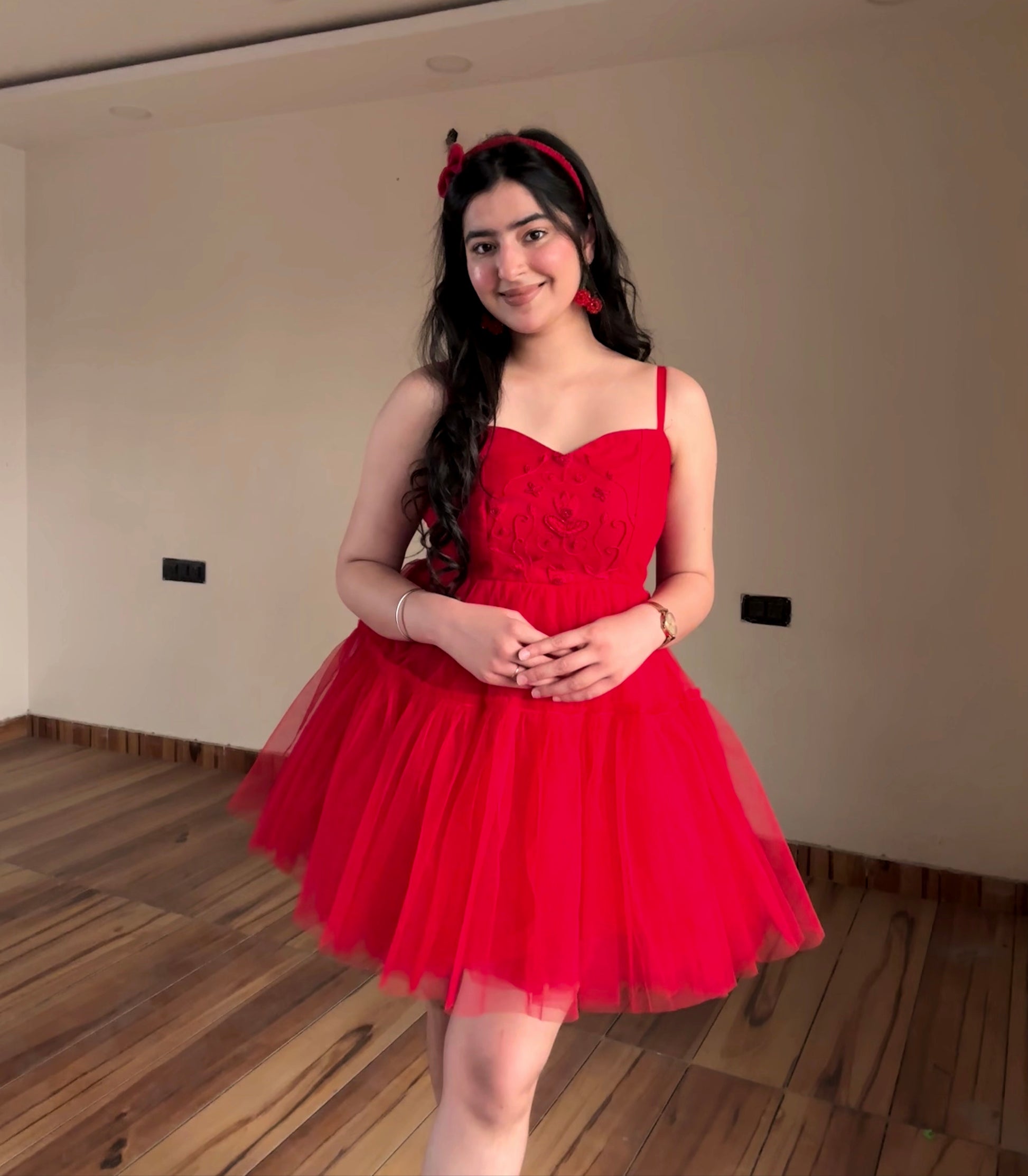 red dress alia bhatt She forgot to close the chain?' Fans ask as Alia Bhatt looks uncomfortable in a dress